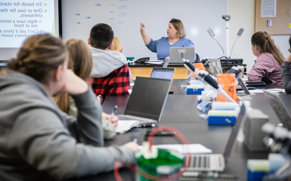 Students use their Northwest laptops during a biology lab course taught by Dr. Gretchen Thornsberry in 2023.