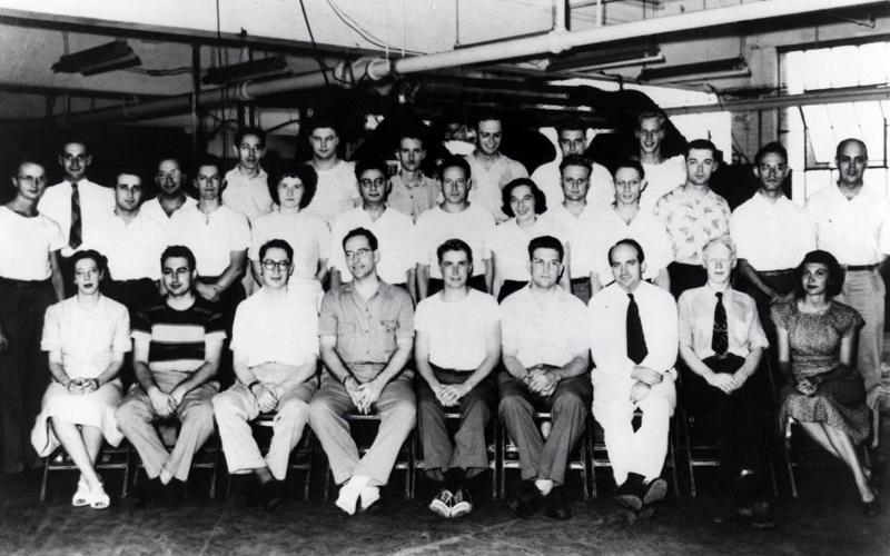 琼和UNIVAC团队| 琼的UNIVAC团队. 前排从左到右:弗兰·莫雷洛, 鲍勃·肖, 总统埃克特, 布拉德·谢泼德, 弗雷泽•韦尔奇, 约翰Mauchly, 吉姆·维纳, 艾尔·奥尔巴赫, 贝蒂·斯奈德·霍尔伯顿. 第二排从左到右:约翰·西姆斯, 马文·雅各比, 保罗·温莎, 杰瑞Smoliar, 亚瑟•格林, 贝蒂杰, 埃德•布卢门撒尔, 鲍勃模拟, 琼 Jennings Bartik, 赫尔曼Lukoff, 伯尼•戈登, Ned Shriner. 第三排从左到右:乔治·金里奇, 马文·戈特利布, 卢威尔逊, 道格·温德尔, 查理·麦克, 本Stad, Seymore莱维特, 拉里•琼斯. (由琼 Jennings Bartik个人收藏提供)