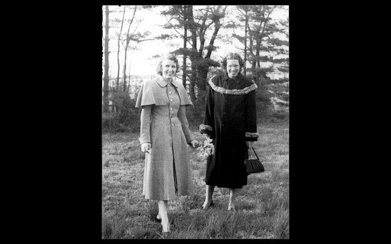 凯·麦克纳尔蒂和贝蒂·霍尔伯顿|吉恩的朋友和电脑同事凯·麦克纳尔蒂和贝蒂·霍尔伯顿在1946年秋天摆姿势拍照. 凯后来与ENIAC的共同发明者约翰·莫切利结婚. (琼 JENNINGS Bartik计算机博物馆提供)