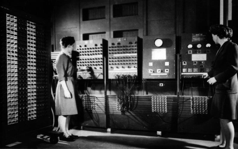 琼 & Fran Bilas |左:琼 Jennings Bartik.  右:Frances Bilas Spence.  六个女程序员中的两个, 琼和Fran在摩尔电气工程学院操作ENIAC的主控制面板. (U.S. 陆军照片(来自ARL技术图书馆档案)