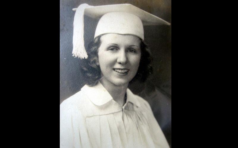 琼的朋友Kay McNulty Mauchly Antonelli |出生于2月11日的Kathleen Rita McNulty. 12, 1921, 多尼戈尔郡的克雷斯洛爱尔兰语, 在爱尔兰独立战争期间, 凯的家人于1924年移民到美国. 她就读于费城的哈拉汉天主教女子高中，并于1938年毕业. 随后，她进入了毕业的栗山女子学院，并于1942年6月获得数学学位. 1945年6月，凯被选为ENIAC的程序员之一. (Kay McNulty Mauchly Antonelli捐赠)