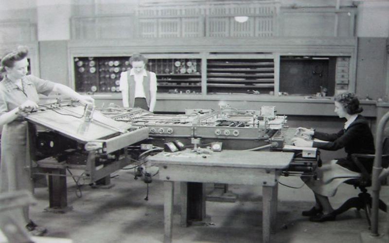 琼的朋友Kay在摩尔工程学院|左:Kay McNulty Mauchly Alyse Snyder, 斯顿普在摩尔电气工程学院的地下室操作微分分析仪, 宾夕法尼亚大学, 费城, 潘.  差分分析仪是一种机械模拟计算机，在ENIAC发明之前广泛用于火炮射击表的组装. 1951年的电影《当世界相撞》展示了差分分析仪的运行情况. (U.S. 陆军照片(来自ARL技术图书馆档案)