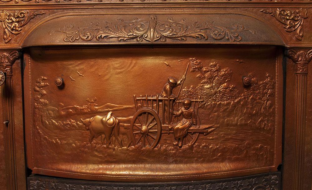 图为冈特宅邸内精美的铸铜图案火箱封盖.
