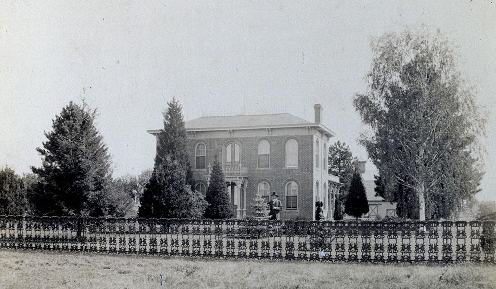 冈特家的照片，大约1889年，草坪上有原来的铸铁栅栏.