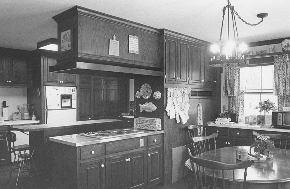 大约1965年，冈特住宅的厨房和扩建后的早餐室的照片.