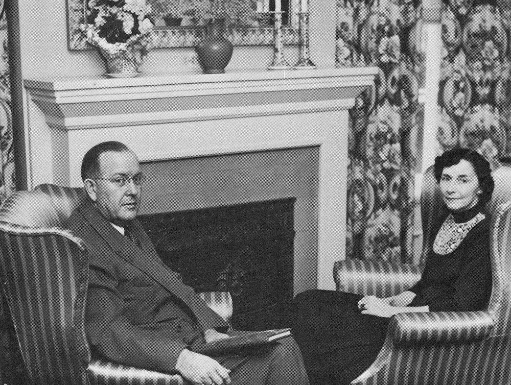 总统J.W. 琼斯和第一夫人米尔德里德·琼斯坐在冈特宅邸的客厅里.