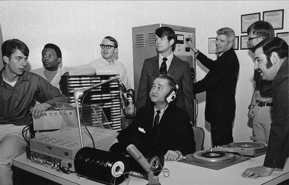 罗伯特•福斯特, 是谁在推动西北电台广播室的改进方面发挥了重要作用, 1970年与KDLX的工作人员一起测试了一些设备.