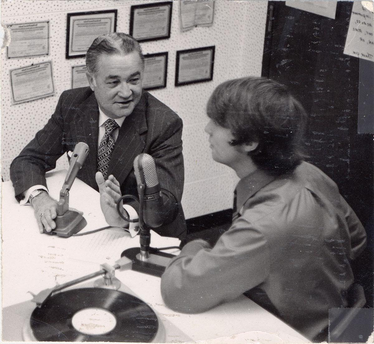 罗伯特·福斯特在推动西北电台广播室的改进方面发挥了重要作用，