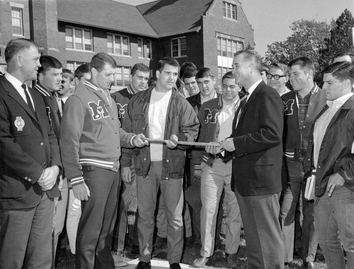 1969年，熊猫橄榄球队从东北密苏里州立大学赢回老山核桃棒后，福斯特获得了这一奖项. 