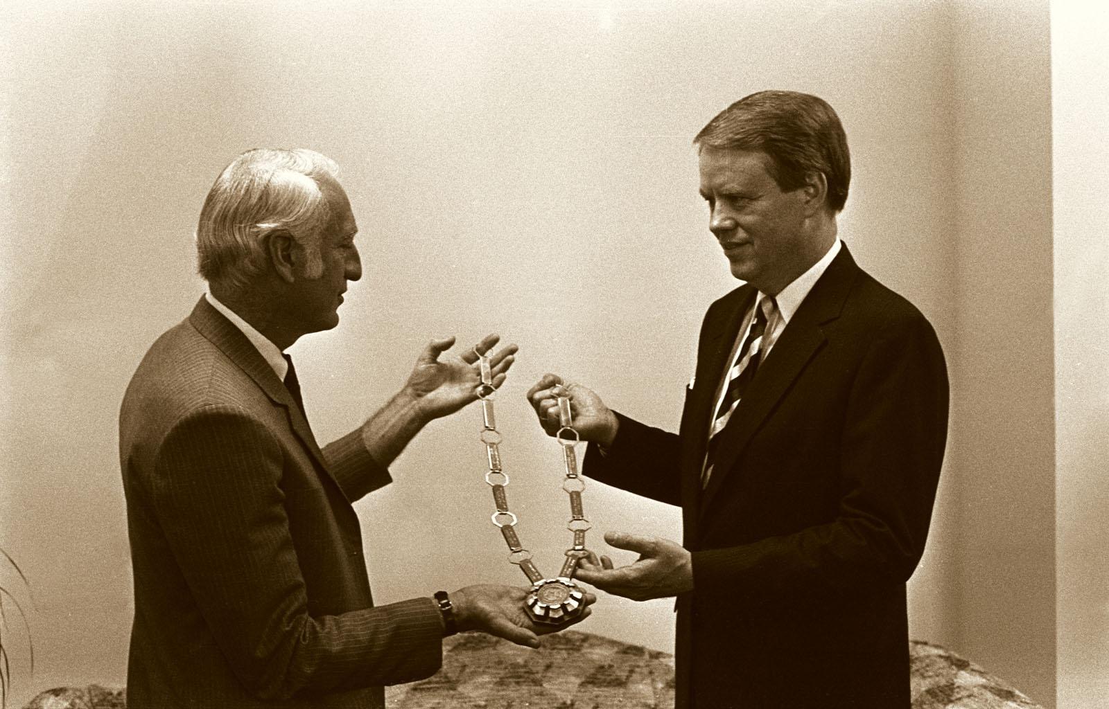 In 1984, B.D. 欧文斯(右)介绍新总裁迪安. 哈伯德和总统连锁办公室, 它象征着网上赌博网站十大排行校长办公室，在所有正式的学术典礼上都要穿.  
