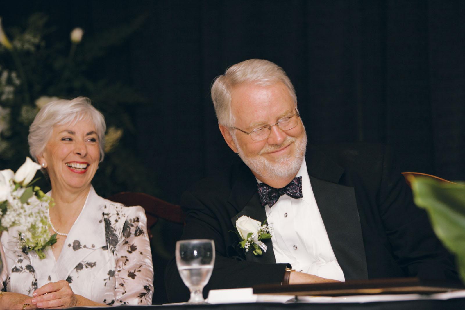 哈伯德会长和夫人, Aleta, 在网上赌博网站十大排行庆祝这对夫妇结婚20周年的庆祝活动中被轻松挖苦了一番.