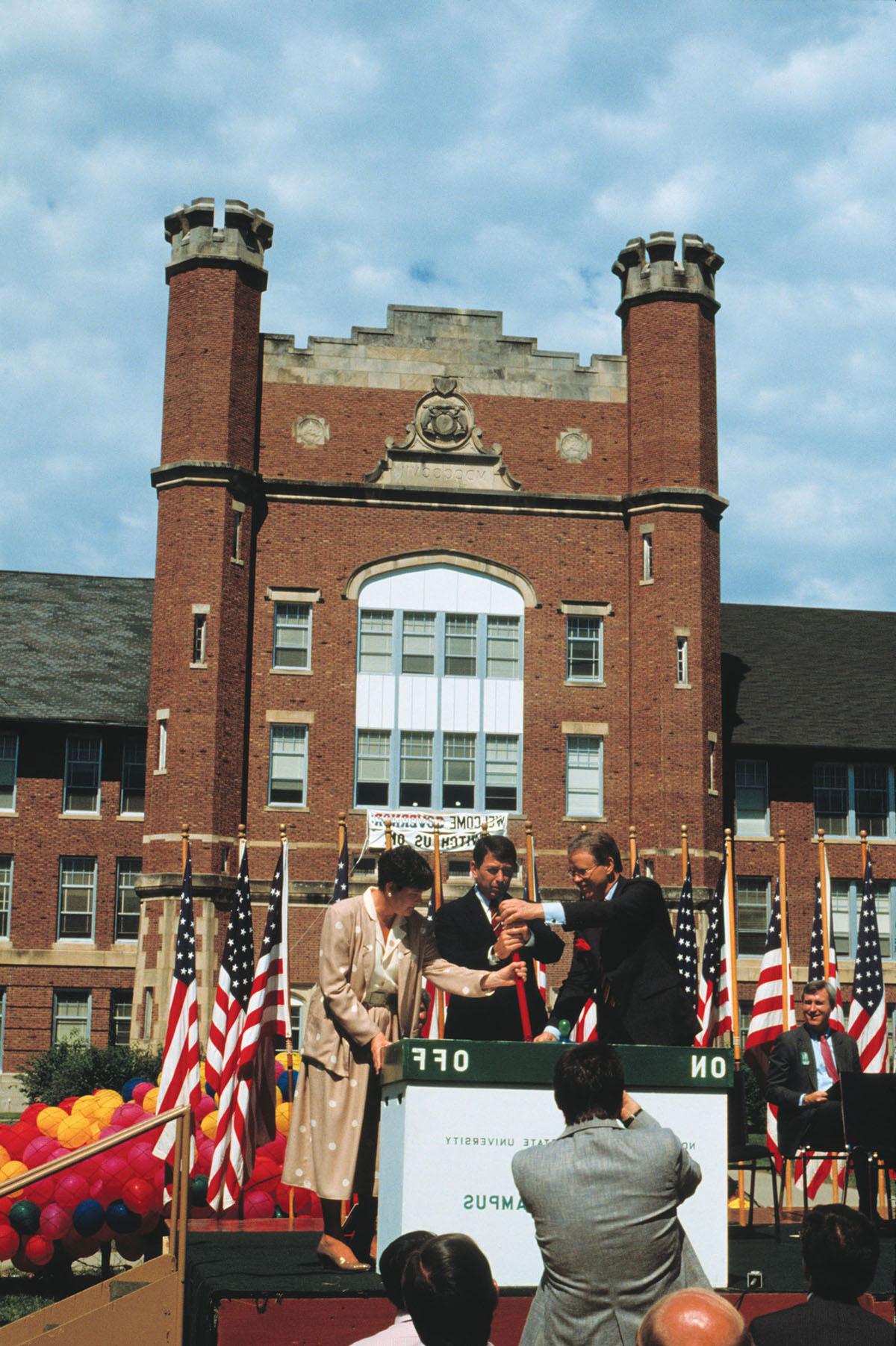 网上赌博网站十大排行校长迪恩·哈伯德(左)拉开仪式的开关, “电子校园”于八月六日正式启用. 1987年8月18日，与州长. 约翰·阿什克罗夫特和密苏里州高等教育专员谢拉·艾瑞. 网上赌博网站十大排行是全国第一所拥有校园计算机系统的公立大学.