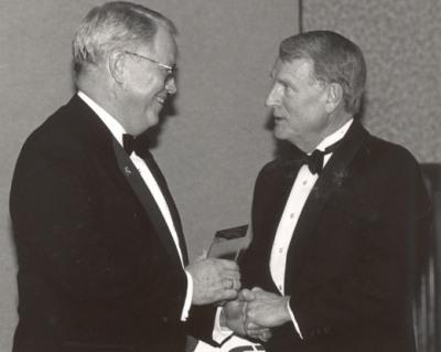 哈伯德会长接受了密苏里州州长颁发的网上赌博网站十大排行四项质量奖中的第一项. 梅尔·卡纳汉1997年的照片.