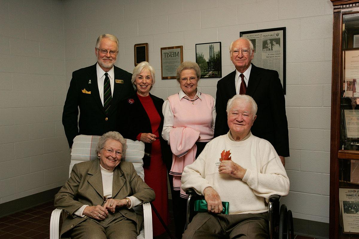哈伯德会长和夫人, Aleta, 2005年与西北地区前总统和第一夫人合影, 罗伯特·福斯特和他妻子, Virginia, and B.D. 欧文斯和他的妻子苏.