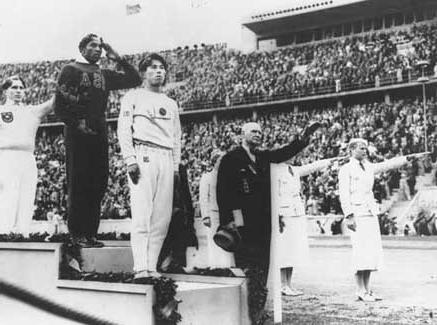 尼尔。 witnessed 欧文斯' inspiring victories and was proud to see him win Gold for the United States.  欧文斯 was the first American to win four Olympic gold medals in track and field.