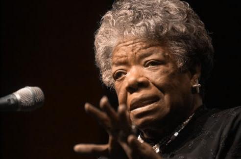 著名的诗人, 艺术家, 畅销书作家, 剧作家, 女演员, 民权活动家和历史学家, Maya Angelou, 12月访问西北. 4, 1995.  安杰洛在玛丽·林恩表演艺术中心(现在的罗恩·休斯顿表演艺术中心)向座上当当的观众发表了演讲，这是网上赌博网站十大排行杰出讲座系列的一部分.