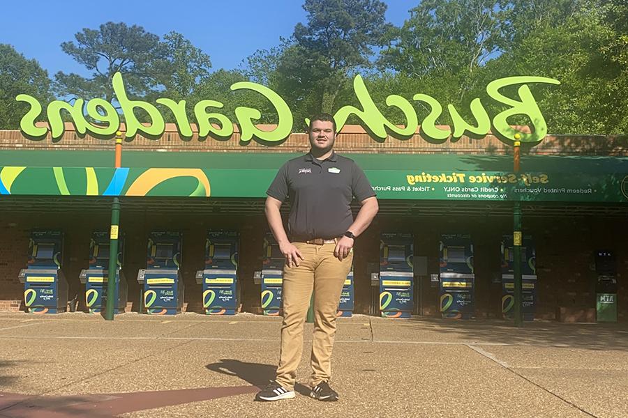 瑞安·桑德斯(Ryan Sanders)去年12月毕业于<a href='http://aybvpg.gpsautotracker.net'>网上赌博网站十大排行</a>，获得应急与灾害管理学士学位，现在在威廉斯堡的布希花园(Busch Gardens)担任高级安全环境专家, 维吉尼亚州. (提交的图)