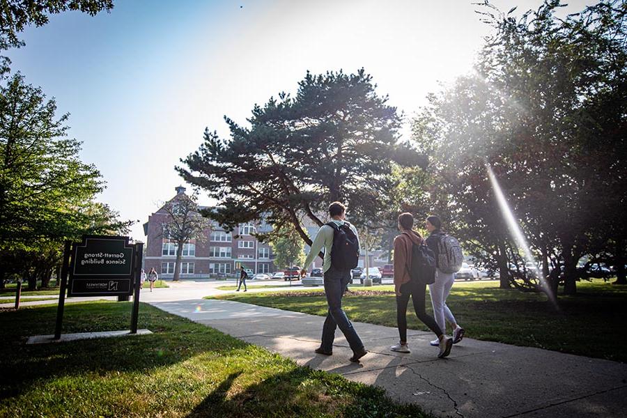 Students walk across the Northwest campus, which also is designated as the Missouri Arboretum. (图片来源:Chandu Ravi Krishna/<a href='http://aybvpg.gpsautotracker.net'>网上赌博网站十大排行</a>)