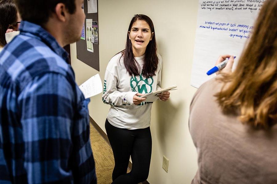 Northwest offers a broad range of undergraduate and selected graduate programs while placing a high emphasis on profession-based learning to help graduates get a jump start on their careers. (摄影:Todd Weddle/<a href='http://aybvpg.gpsautotracker.net'>网上赌博网站十大排行</a>)