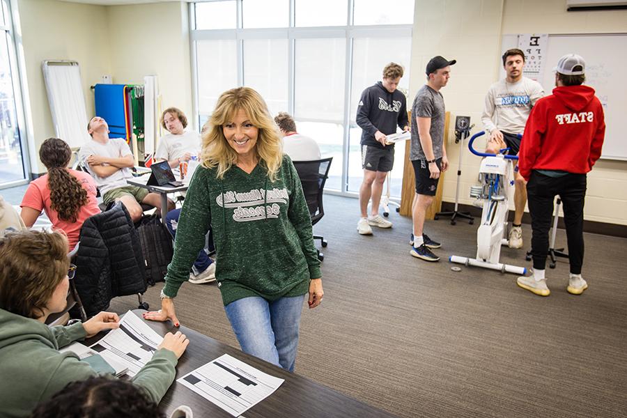 Dr. Tina Gaa Pulley, 这是今年春天与学生们在练习测试课上的合影, leads Northwest's Exercise is Medicine initiative. (Photo by Lauren Adams/Northwest Missouri State University)
 